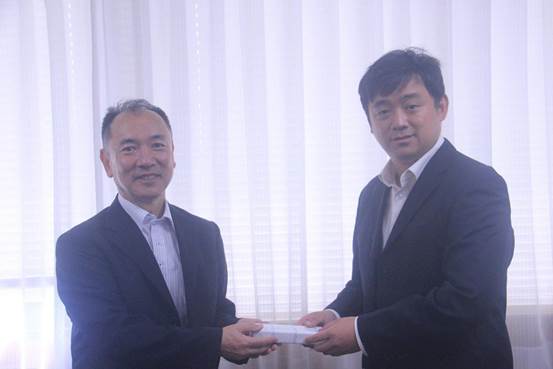 我院姜沛林副教授与德岛大学理工学部部长桥爪正树交互礼物