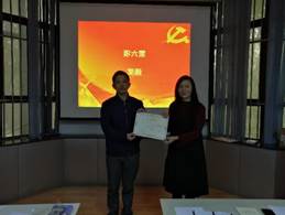 图片包含 室内, 人员, 站立, 男士描述已自动生成